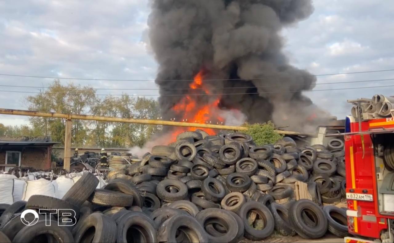 В Екатеринбурге на Уралмаше спасатели тушат крупный пожар