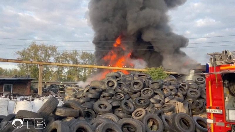 В Екатеринбурге на Уралмаше спасатели тушат крупный пожар