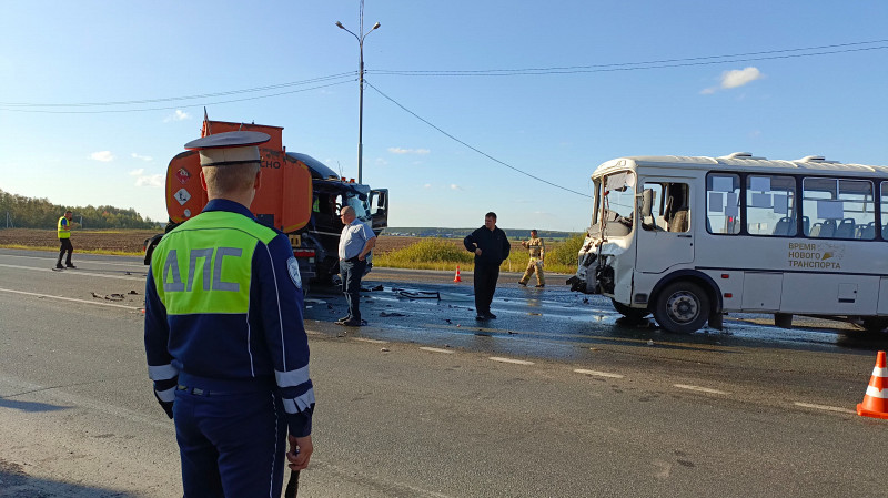 На трассе Екатеринбург – Тюмень столкнулись бензовоз и междугородний автобус