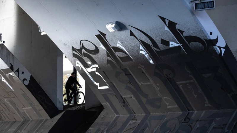 Екатеринбургский каллиграф и художник из ОАЭ украсили Макаровский мост