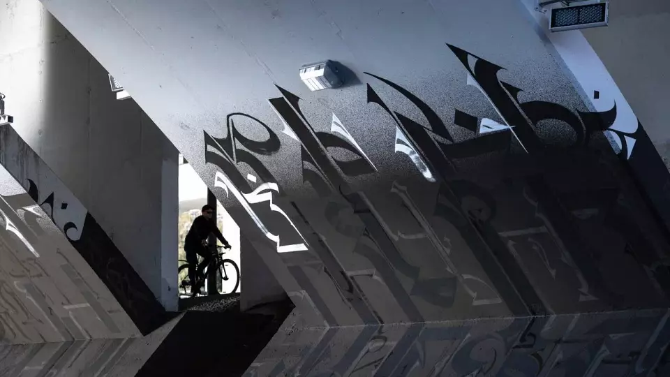 Екатеринбургский каллиграф и художник из ОАЭ украсили Макаровский мост