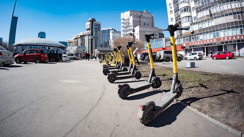 Пьяный водитель внедорожника сбил двух подростков на самокате