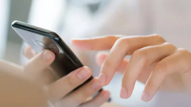 Интимная переписка подростков: путь к взрослению или опасная игра?