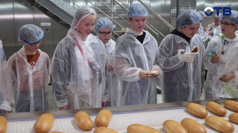 Булочки за пятёрки: третьеклашки победили в «Верном отличнике» и отправились на хлебозавод