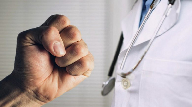 Мужчина в Казани требовал от врачей вернуть жену, которую сам же избил