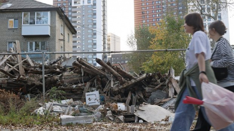 В Екатеринбурге образовалась опасная зона из-за развалин ветхих домов и строительного мусора