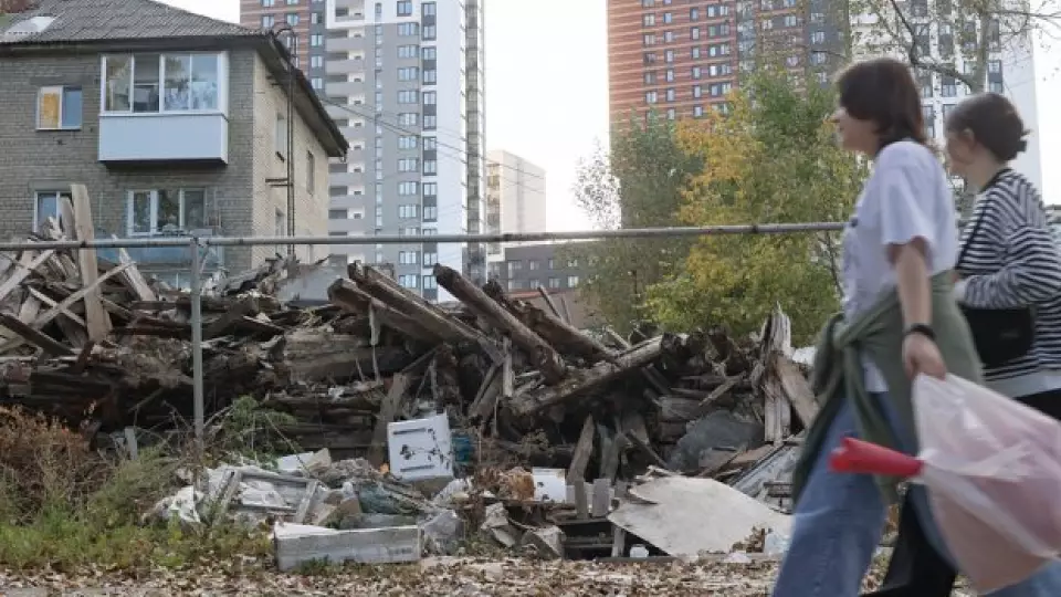 В Екатеринбурге образовалась опасная зона из-за развалин ветхих домов и строительного мусора