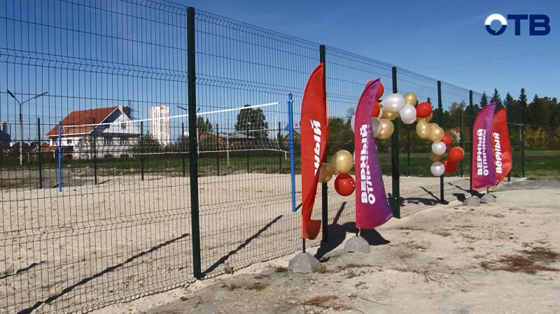 Грант на миллион: новая волейбольная площадка от «Верного отличника» появилась в школе Екатеринбурга
