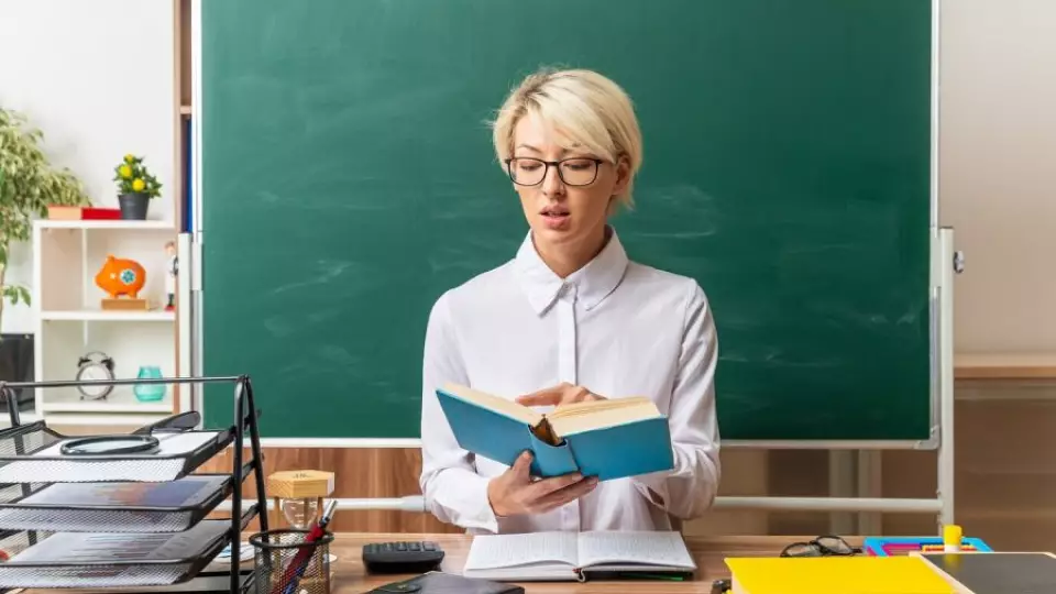 Пенсионеры заменят учителей в сибирских школах