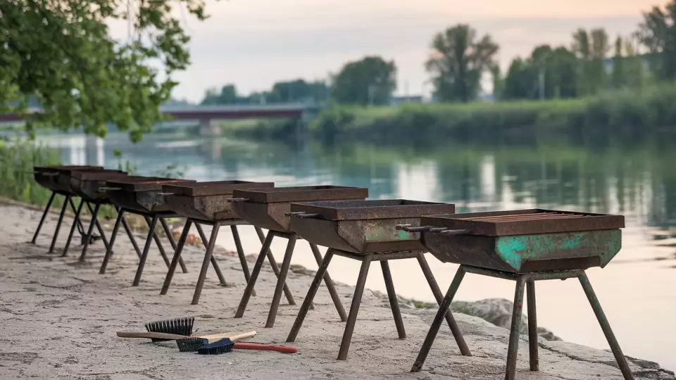 В Кондуках местные жители сделали из брошенных туристами мангалов забор