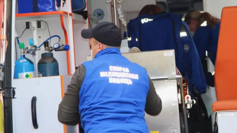 В Тюмени у мужчины на улице отказали ноги из-за алкоголя