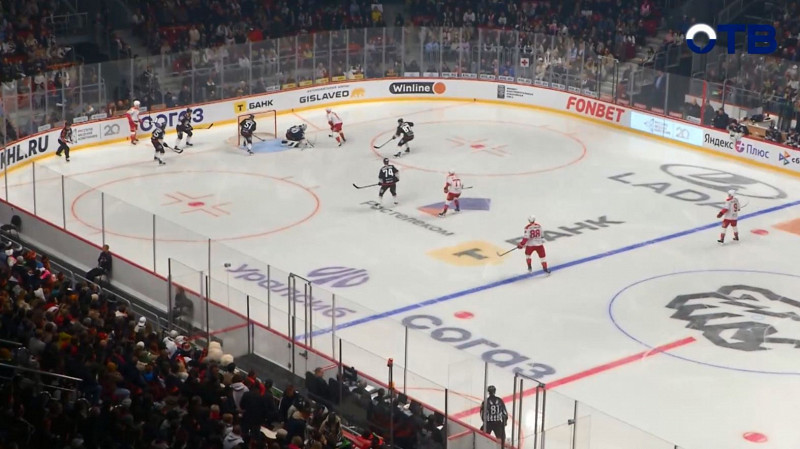 В Челябинске в рамках КХЛ зажигали местный «Трактор» и «Автомобилист» из Екатеринбурга