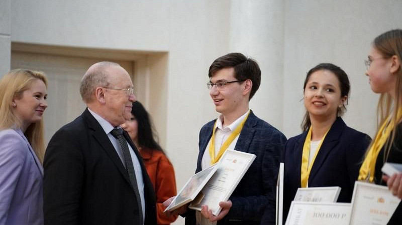 Уральские школьники могут стать участниками «Умниц и умников»