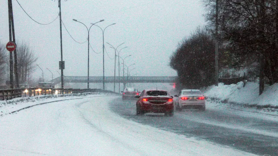 ГАИ Екатеринбурга предупреждает о сложных дорожных условиях из-за снегопада