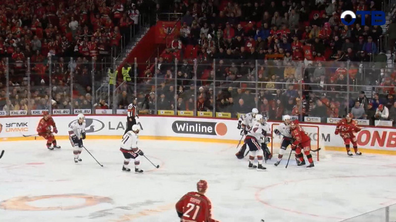 В рамках КХЛ команда «Автомобилист» принимала на своём льду нижнекамский «Нефтехимик»