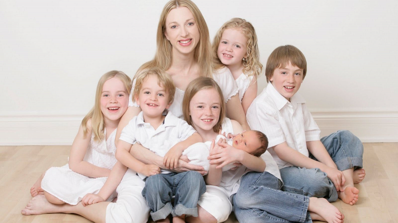 Многодетные мамы Свердловской области получат подарки в День матери