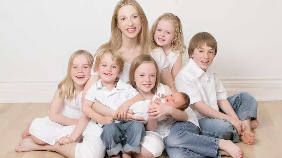 Многодетные мамы Свердловской области получат подарки в День матери