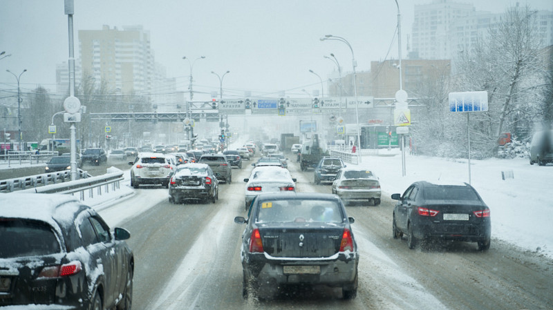 Снегопад в Екатеринбурге вызвал 7-балльные пробки