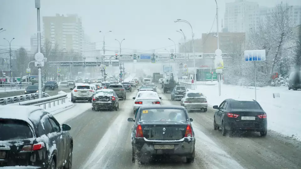 Снегопад в Екатеринбурге вызвал 7-балльные пробки