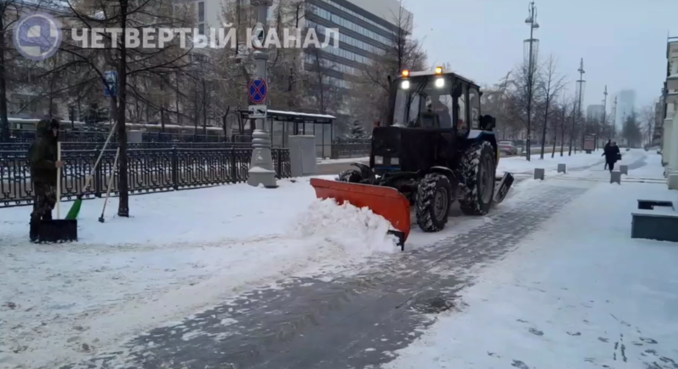 159 снегоуборочных машин борются со снегом в Свердловской области