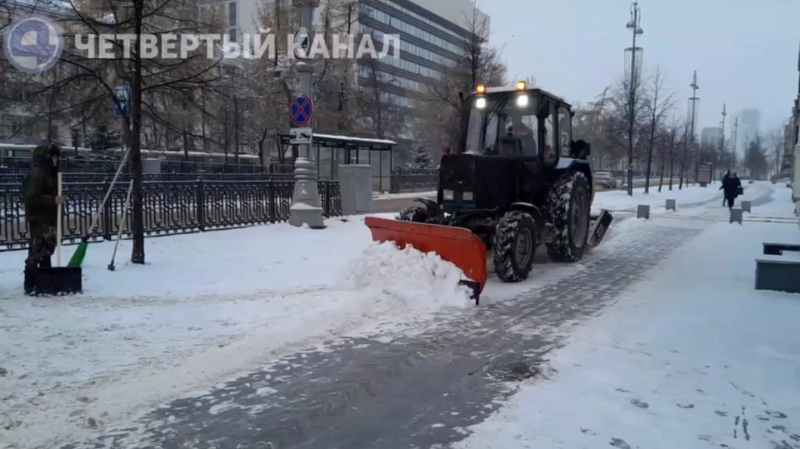 159 снегоуборочных машин борются со снегом в Свердловской области