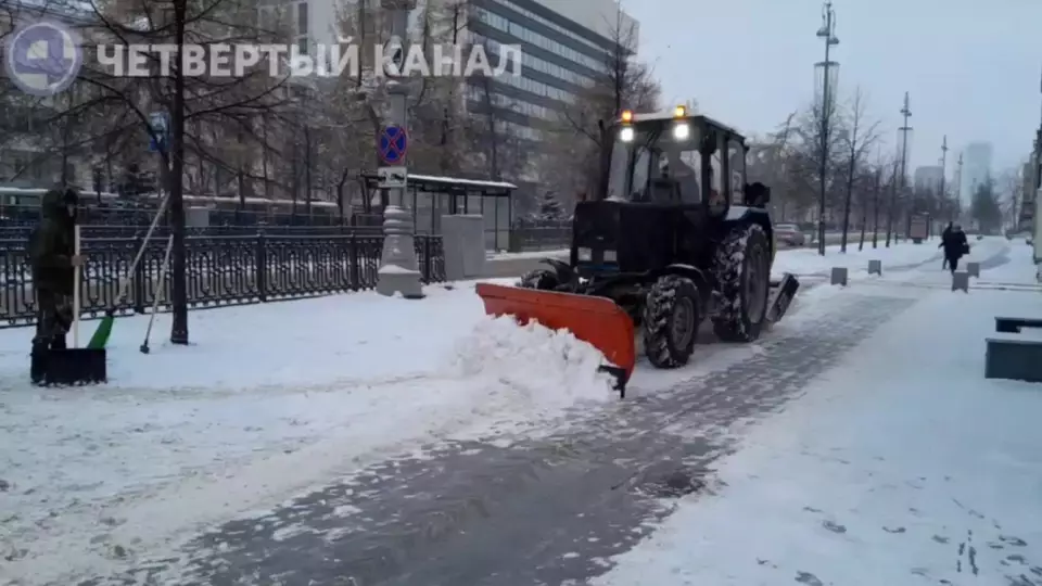 159 снегоуборочных машин борются со снегом в Свердловской области
