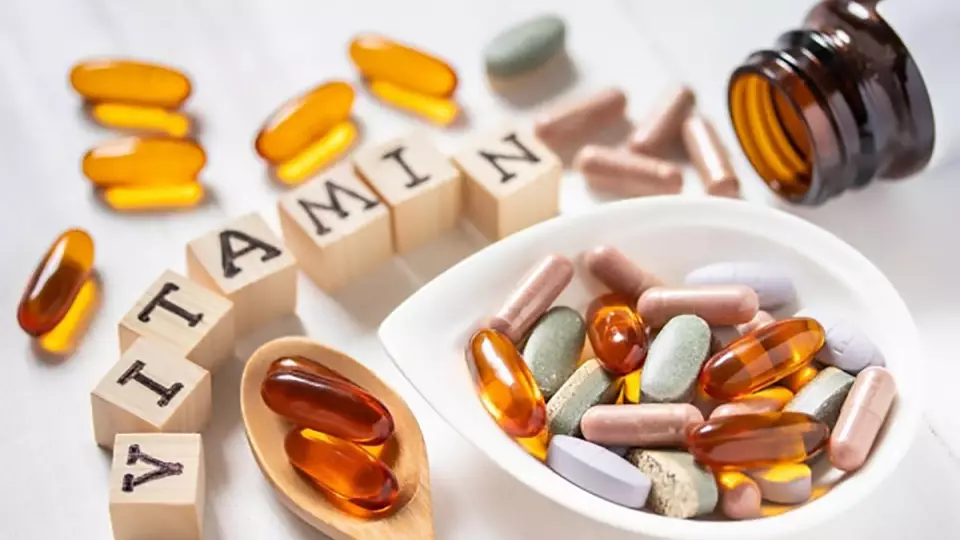 Эндокринолог заявил, что передозировка витаминов опаснее их дефицита