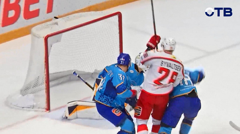 Команда «Автомобилист» в рамках КХЛ играла на выезде в Астане с местным «Барысом»