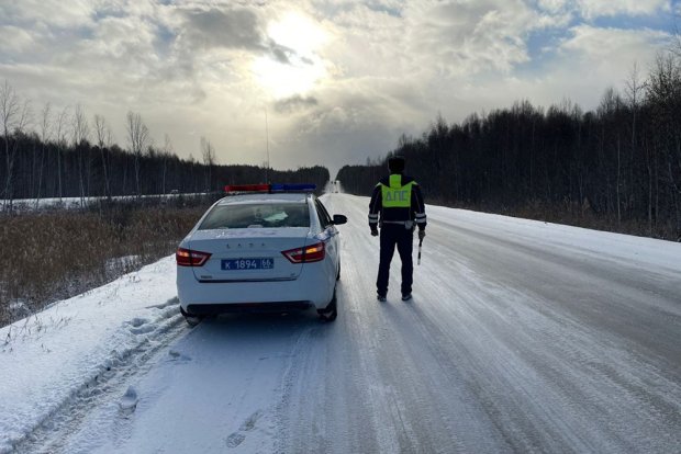 Ограничения на дорогах ввели в Свердловской области из-за гололеда