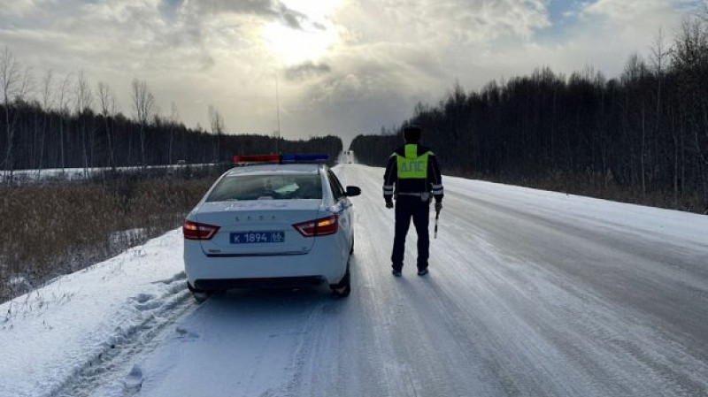 Ограничения на дорогах ввели в Свердловской области из-за гололеда