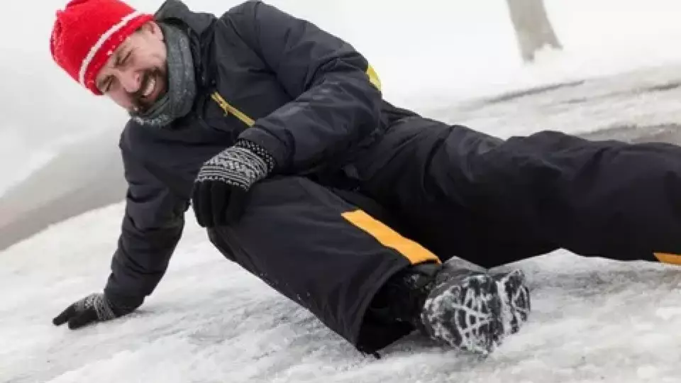 Как получить компенсацию за травму на скользкой дороге?