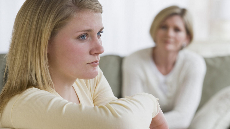 Врач рассказал, что конфликты с мамой могут привести к анорексии