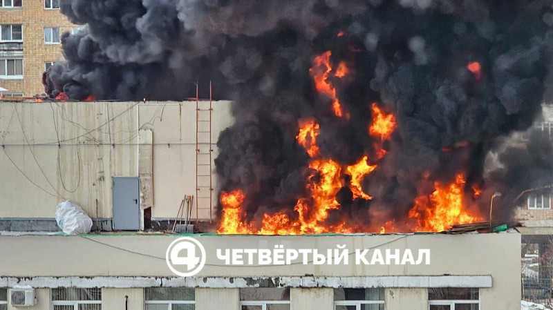 В Екатеринбурге горит крыша поликлинники