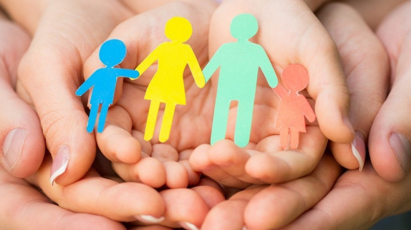 Российских детей запретили усыновлять гражданам из стран, где разрешена смена пола