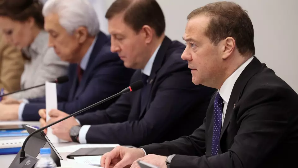 Медведев с рабочим визитом прилетел в Свердловскую область