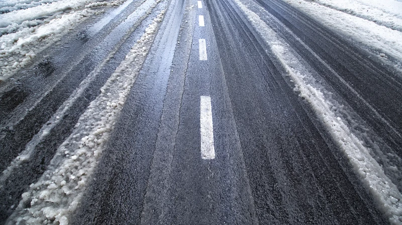 Свердловских водителей предупредили о гололеде