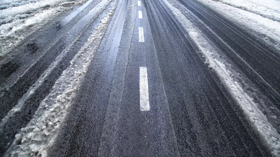 Свердловских водителей предупредили о гололеде