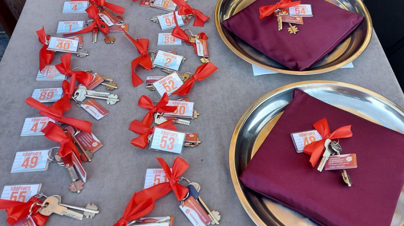 Семьи медиков получили квартиры по инициативе Евгения Куйвашева