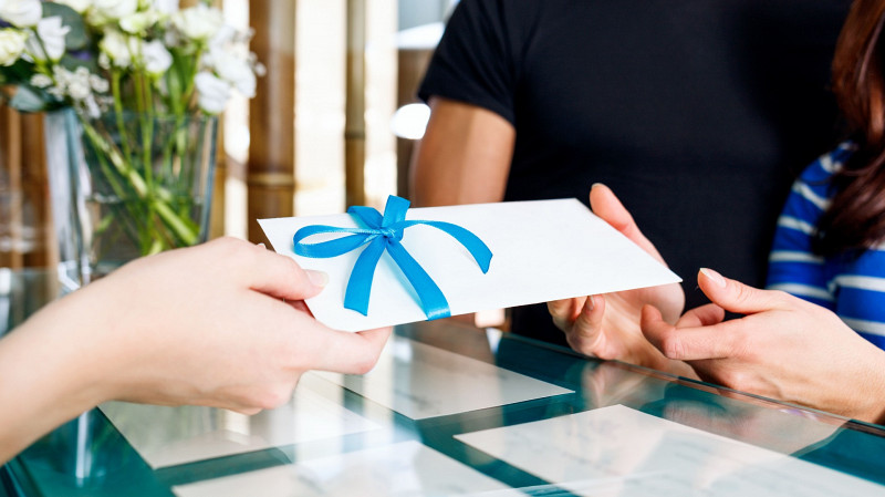 Учителям в Нижнем Тагиле выдали сертификаты на надгробные памятники