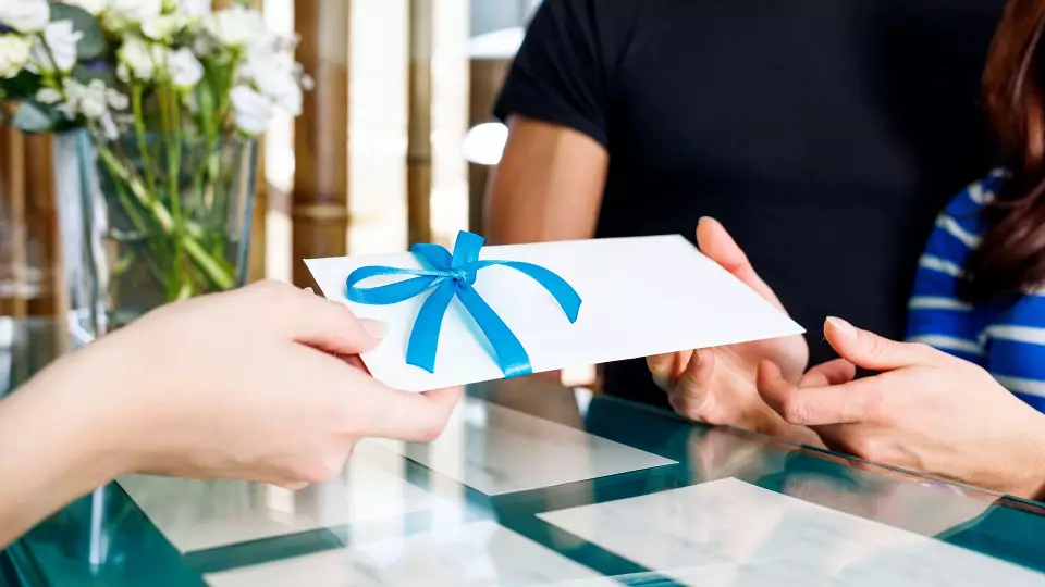 Учителям в Нижнем Тагиле выдали сертификаты на надгробные памятники