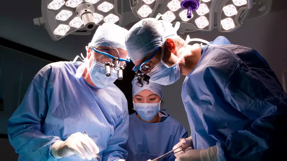 Московские хирурги за 200 тысяч рублей продлевают жизни