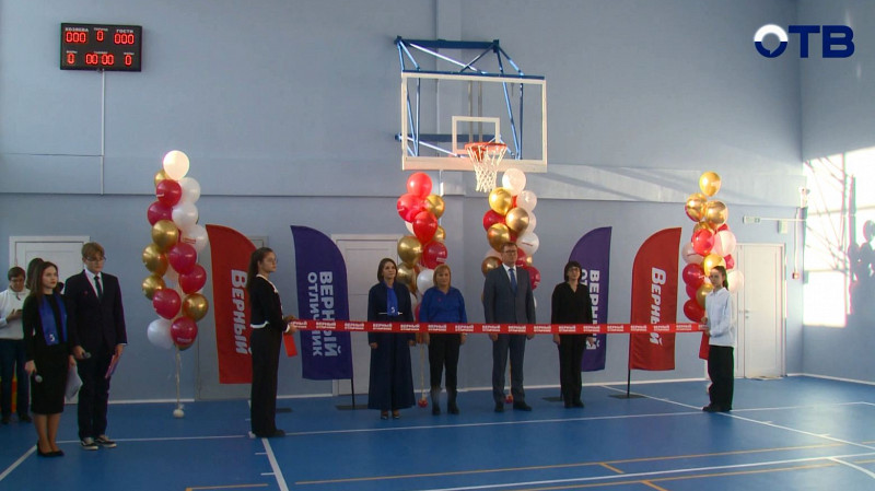 Баскетбольная площадка для школьников: торговая сеть «Верный» подарила школе из Первоуральска грант на ремонт спортзала