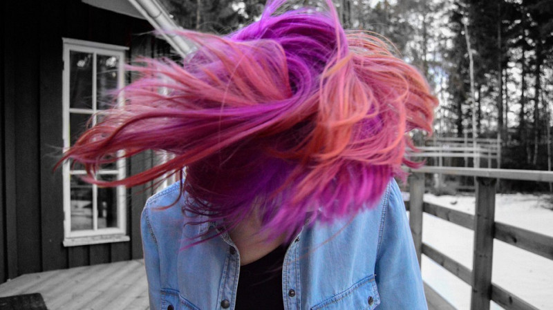 Преподавательнице грозит увольнение за розовые волосы