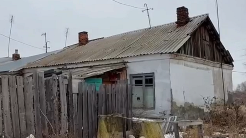 В Челябинской области женщину с ребенком поселили в бывшую конюшню