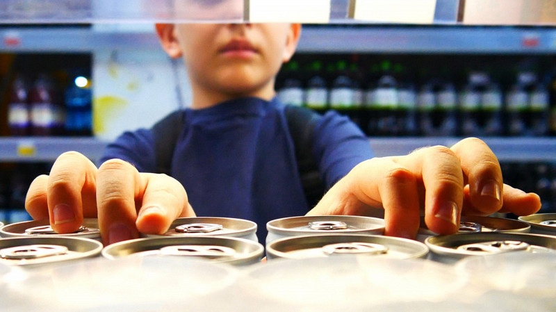 В Госдуму внесут законопроект о штрафах за продажу энергетиков детям