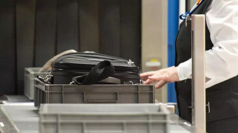 Таможня Кольцово изъяла у пассажиров 15 нелегальных айфонов