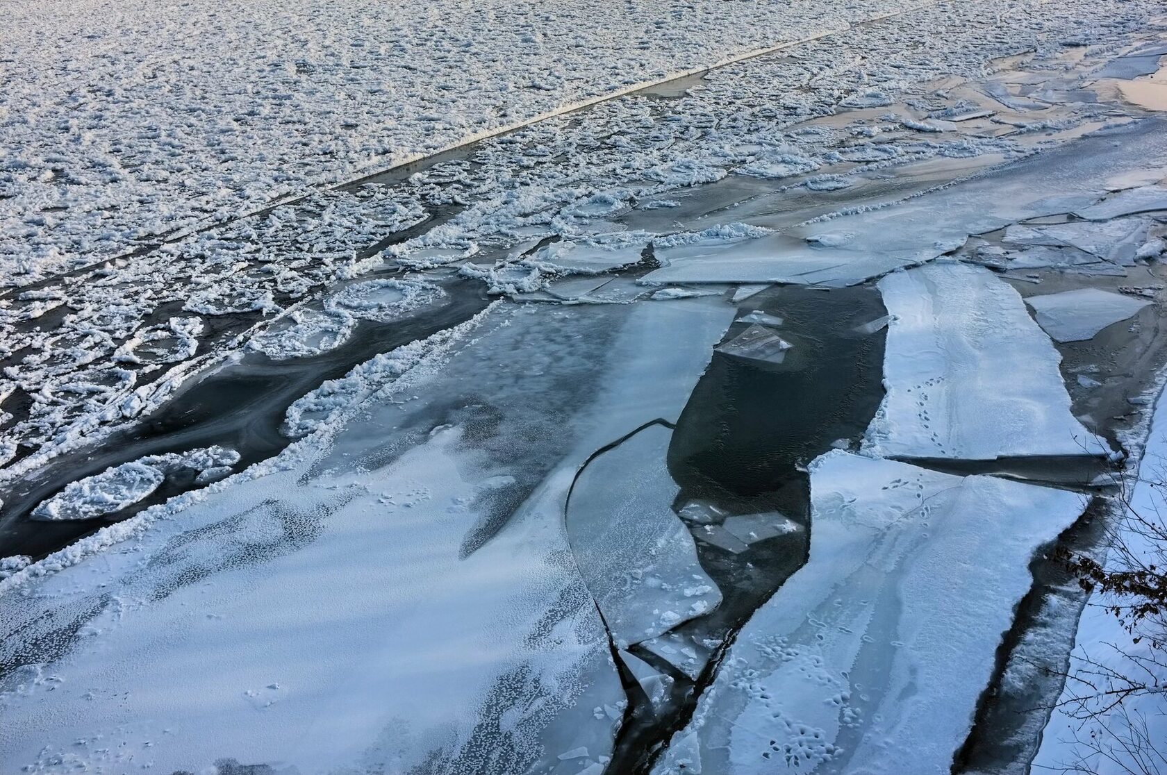 Спасатели рассказали, когда можно выходить на лед водоемов