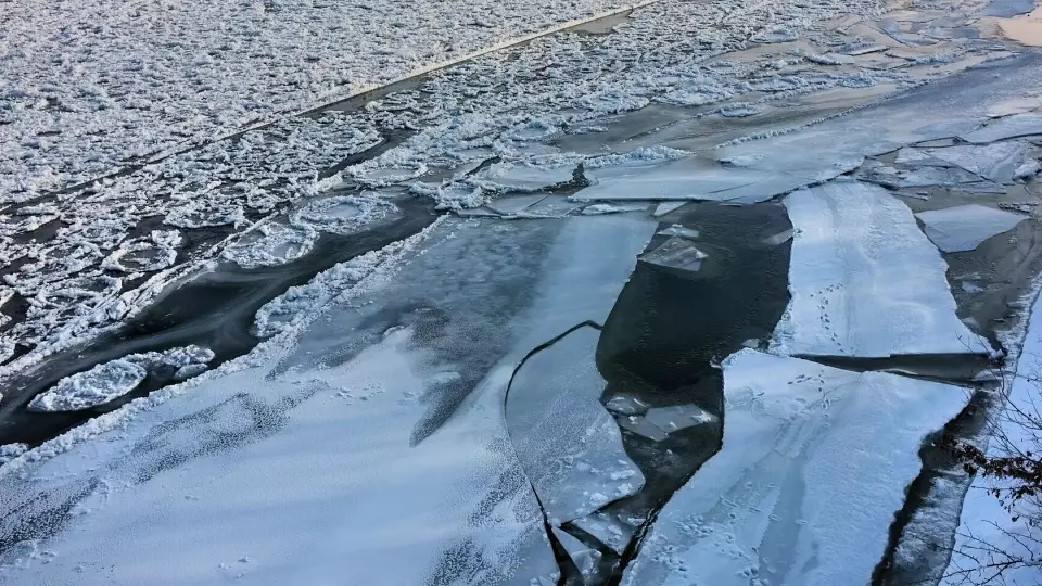 Спасатели рассказали, когда можно выходить на лед водоемов