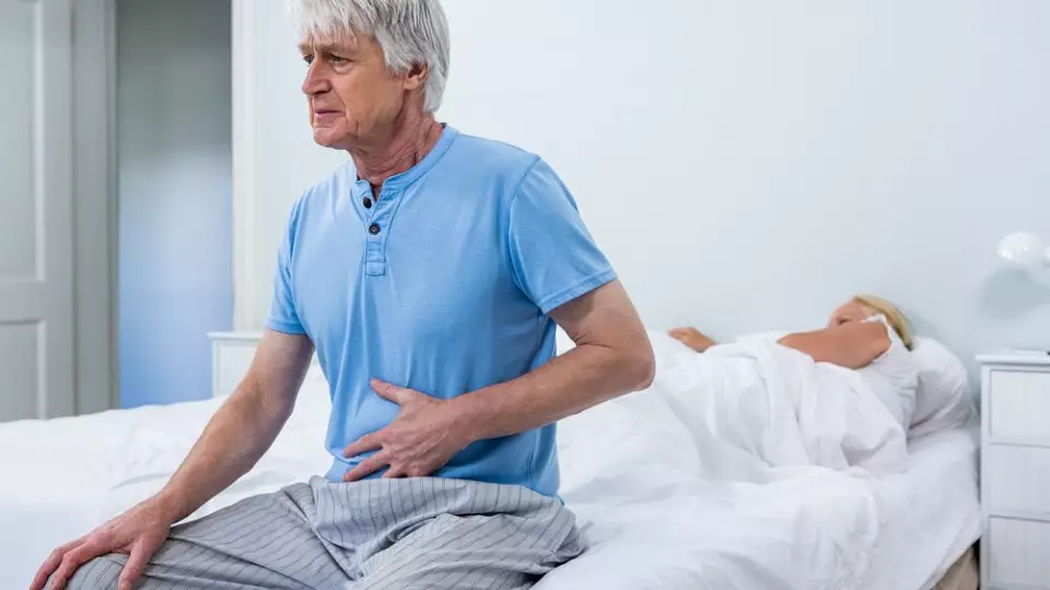 Пенсионер носил в себе 400 камней