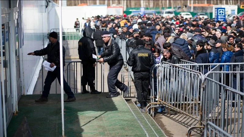 В Екатеринбурге мигранты стоят в очередях на сдачу экзамена